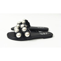 林先森2020夏季新款性感百搭女鞋珍珠镶饰平底露趾低跟一字带外穿凉拖鞋凉鞋