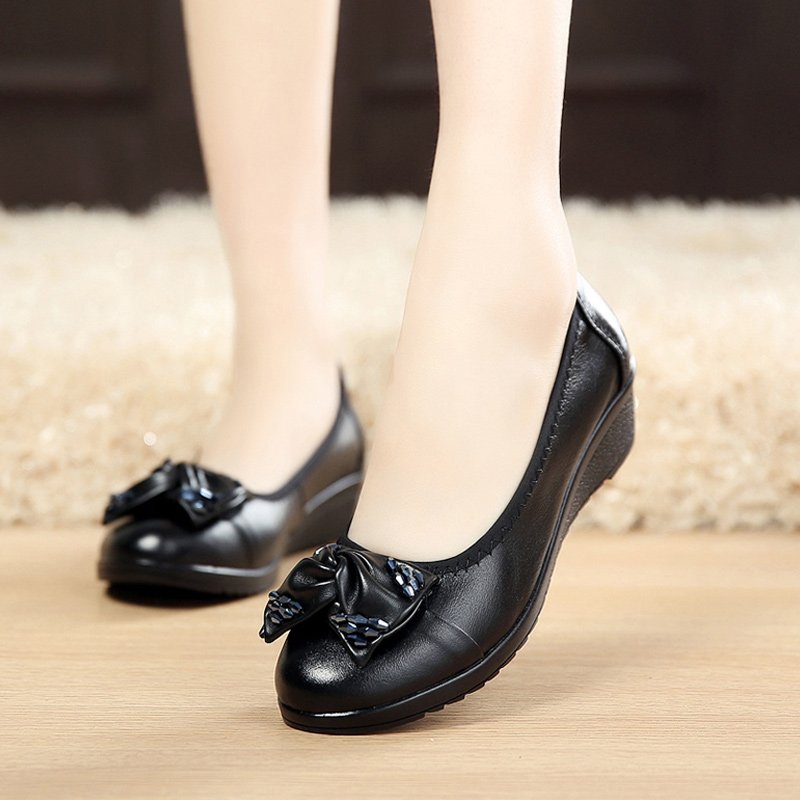 新款真皮单鞋女坡跟妈妈鞋大码软底中老年女鞋浅口圆头皮鞋春秋季