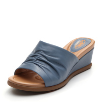 Bata/拔佳2019春新款专柜同款羊皮革休闲坡跟女皮凉拖鞋APJ56BT9