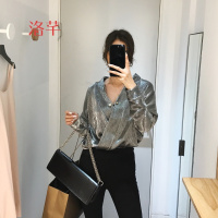 洛芊港风复古光泽感交叉V领胸针设计收腰下摆气质长袖衬衣上衣女春季