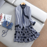 新款凸显格调美V领飘带条纹水溶花宽松连衣裙蓝色