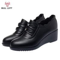 公牛乐途2021妈妈鞋单鞋坡跟真皮软底舒适大码女鞋中年鞋子春秋季女士深口皮鞋