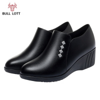 公牛乐途2021妈妈鞋子软底女春秋款新款真皮单鞋跟跟中年女鞋春季中跟皮鞋