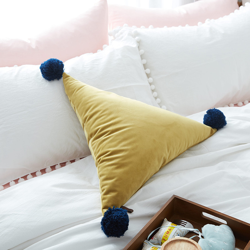 北欧风三角形抱枕毛球沙发靠垫办公室腰靠糖果枕抱枕含芯