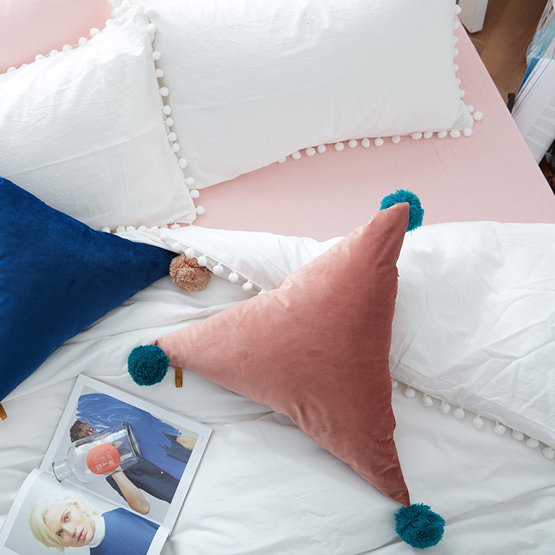 北欧风三角形抱枕毛球沙发靠垫办公室腰靠糖果枕抱枕含芯