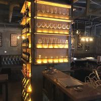 胡桃里酒吧音乐餐厅简约实木发光铁艺隔断墙面柱子酒架装饰酒架柜