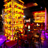 胡桃里餐厅酒吧火锅店铁艺隔断酒架柱子壁挂装饰实木发光酒架酒柜