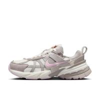 耐克(NIKE)女鞋V2KRUN复古跑鞋轻便透气合成纤维拼接休闲运动鞋