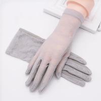 手套触屏女夏季薄款短冰丝开车春秋弹力蕾丝骑车