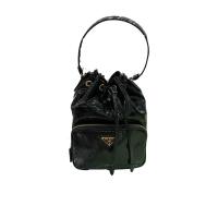 普拉达(PRADA)女士单肩包抽绳设计时尚休闲顶部提手徽标点缀轻便