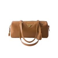 普拉达(PRADA)女士中号皮革单肩包时尚简约金属徽标可拆卸钥匙扣