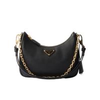 普拉达(PRADA)女士皮质肩背包时尚简约可调节链条钥匙圈拉链闭合