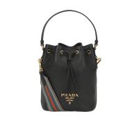 普拉达(PRADA)女士抽绳单肩包小牛皮时尚可调肩带金属配件休闲出