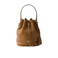 普拉达(PRADA)女士迷你抽绳单肩包时尚珐琅金属徽标可调肩带设计