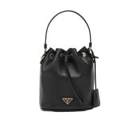 普拉达(PRADA)女士单肩包皮革水桶包可调节肩带抽绳设计多功能潮