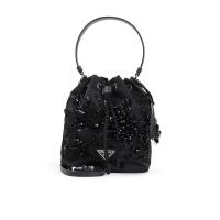 普拉达(PRADA)女士聚酰胺材质徽标水桶包时尚百搭配饰抽绳开合可