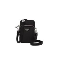 普拉达(PRADA)三角徽标手机包拉链开合可调节肩带便携实用小巧织