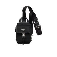 普拉达(PRADA)再生聚酰胺男士多功能可调节肩带手机包轻便耐用出