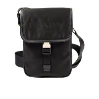 普拉达(PRADA)男士可调节肩带商务休闲潮牌徽标斜挎包16x7x20CM