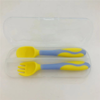 婴儿防水吃饭超薄硅胶围兜智扣儿童幼儿辅食围嘴小孩男女宝宝饭兜_扭扭叉勺黄送收纳盒