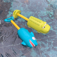 儿童出游智扣便携玩具游泳池戏水抽拉喷水宝宝鲨鱼洗澡卡通漂流小水枪