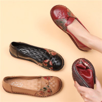 歌爱妮2021春秋款妈妈鞋软底舒适真皮中老年女鞋平底防滑老年人奶奶休闲皮鞋