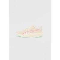 Puma女款轻便跑步鞋舒适透气设计适合路跑及日常运动