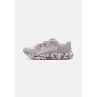 Under Armour女款透气跑步鞋轻便灵活圆头设计加厚鞋垫舒适运动鞋