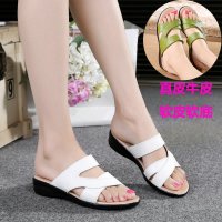 拖鞋女外穿防滑软底中老年一字拖平底大码坡跟妈妈鞋真皮凉拖女夏