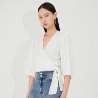 [1件5折价:135]MECITY女装2021夏季新款蝴蝶绑带V领梭织肌理感短袖衬衫上衣女