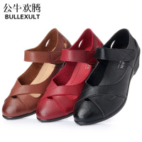 公牛欢腾2019夏季新款妈妈凉鞋休闲软底中老年透气老人鞋中年平跟防滑外穿女鞋