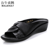 公牛欢腾2019夏季中跟妈妈凉拖鞋女外穿真皮中老年坡跟女式一字拖舒适女鞋
