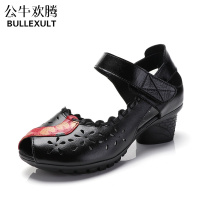 公牛欢腾2019夏季新款中老年舒适真皮民族风广场舞妈妈平粗跟凉鞋洞洞鞋女