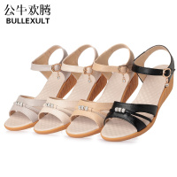 公牛欢腾2019凉鞋女夏季真皮中跟坡跟平底女士中年妈妈软底防滑牛筋底大码