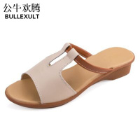 公牛欢腾2019凉鞋女夏坡跟平底中老年凉拖妈妈凉拖鞋防滑大码中年真皮凉鞋