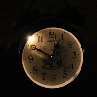 康巴丝闹钟学生静音夜光钟表床头时尚简约闹表儿童小闹钟台钟座钟