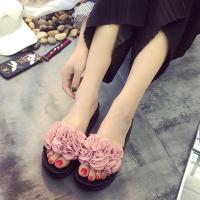 2018坡跟花朵一字拖女凉拖鞋春夏新款韩版时尚沙滩鞋厚底松糕