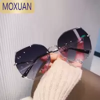 MOXUAN2021年新款时尚多边形无框太阳镜女圆长脸韩版街拍气质浅色墨镜潮