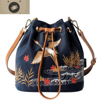 仙鹤2020春季单肩斜挎刺绣文艺尼龙女包原创小水桶包包 艾狄伊娃单肩包