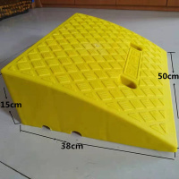 闪电客新塑料路斜坡路沿台阶板电动车爬坡马路牙子上坡垫汽车上坎三角块 (50x38)15cm黄2.3KG