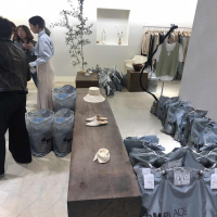 北欧服装店复古原木CIAA长条凳创意老木头墩子展示换鞋条凳展厅休息椅