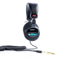 索尼(SONY) MDR7506耳机旋转耳罩 封闭式设计可折叠40毫米直径驱动单元录音室耳机