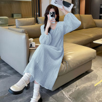 唐狮秋冬新款女V领肌理面料长袖连衣裙百搭淑女温柔时髦潮流