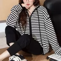 [清仓1折价52.9元,不叠加优惠券]唐狮休闲宽松连帽条纹开衫外套女秋冬新款红色慵懒风毛衣qd