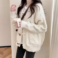 唐狮2024新款毛衣秋冬女仿牛角扣小众设计感绞花宽松开衫外套qd