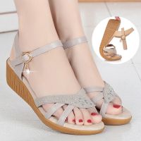 凉鞋女2021新款夏季软皮舒适平底坡跟凉鞋软底中跟妈妈鞋女威珺