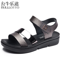公牛乐途女士凉鞋2021新款妈妈鞋软底坡跟中跟中年百搭平底中老年人女鞋夏