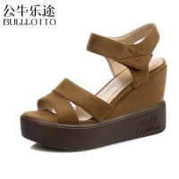 公牛乐途坡跟凉鞋女夏2021新款百搭厚底松糕鞋防水台一字带魔术贴高跟鞋女