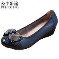 公牛乐途2021中年女鞋子春季妈妈真皮中跟韩版时尚百搭款坡跟休闲单鞋防滑软底