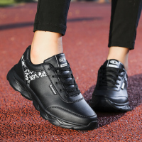 全黑色工作鞋女皮面防滑防水秋冬轻便不累脚上班鞋软底妈妈运动鞋